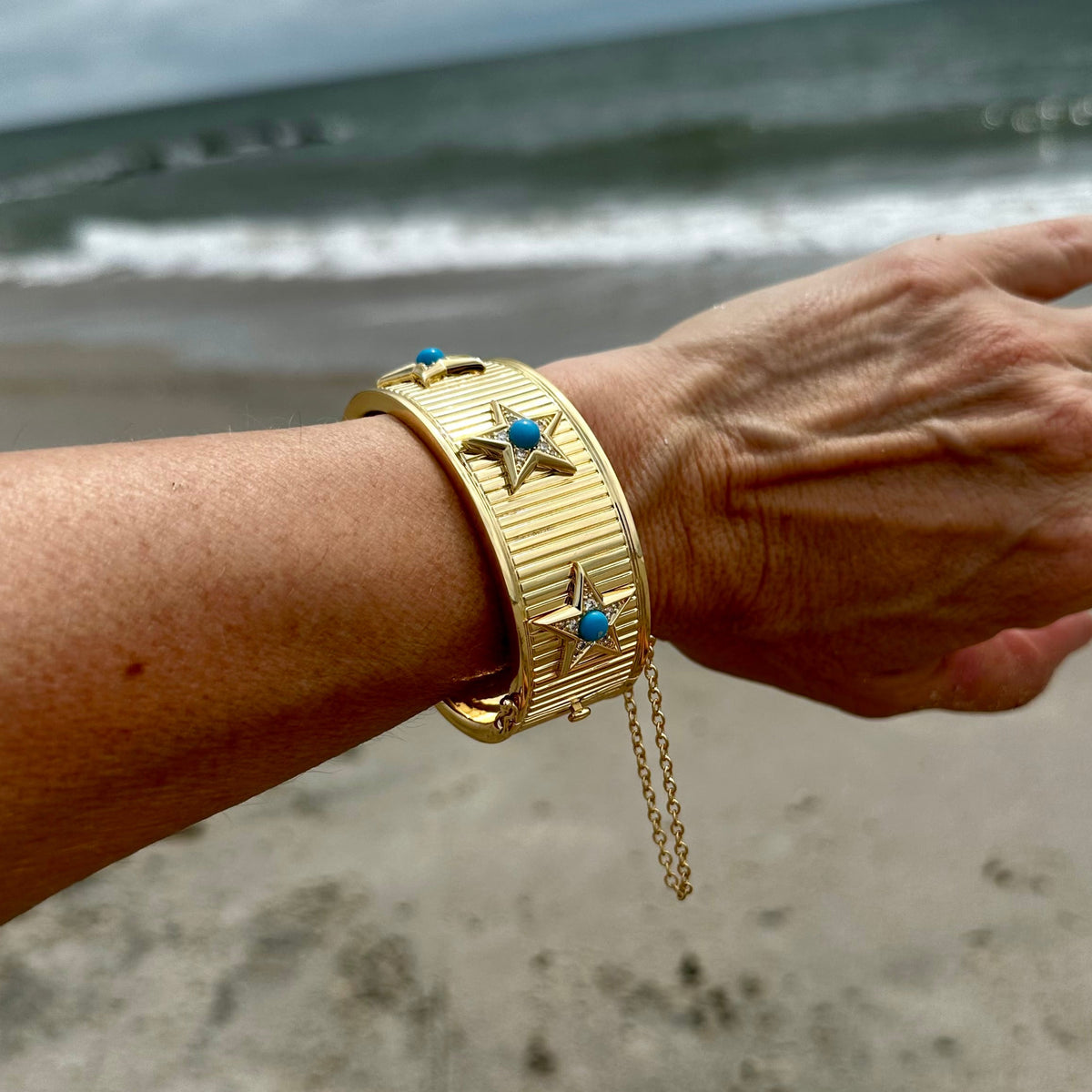 Golden bangle bracelet with stars with turquoise